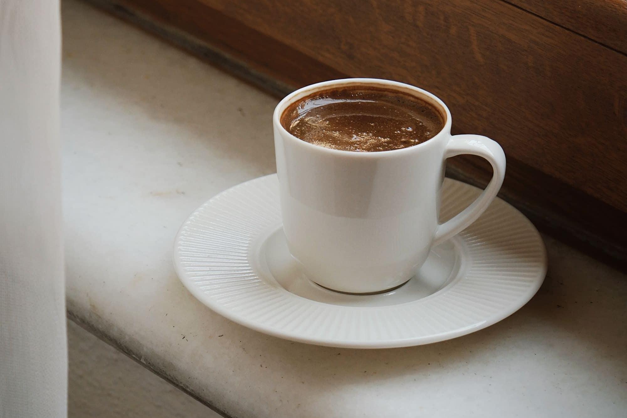 Une tasse posée près d’une fenêtre
